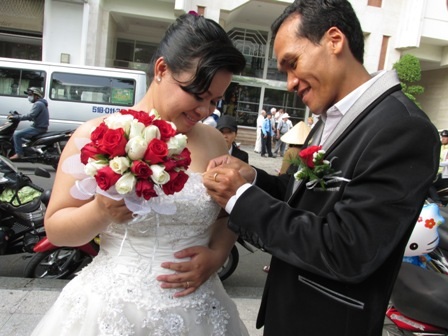 Chú rể Trần Ngọc Ân hạnh phúc bên cô dâu Tuyết Thương