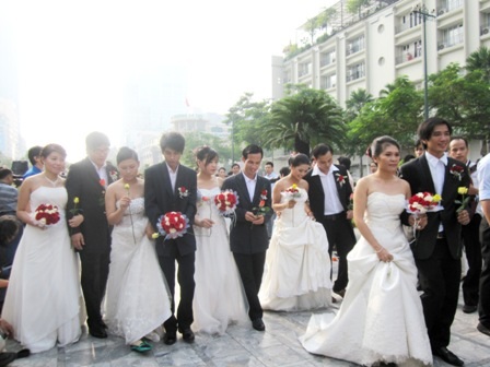 Dâng hoa trước tượng đài Bác Hồ