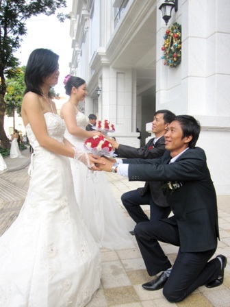 Các cặp đôi tranh thủ làm duyên trước khi vào lễ cưới