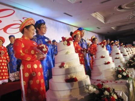 Niềm vui nhận giấy chứng nhận kết hôn