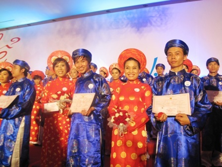 Niềm vui nhận giấy chứng nhận kết hôn