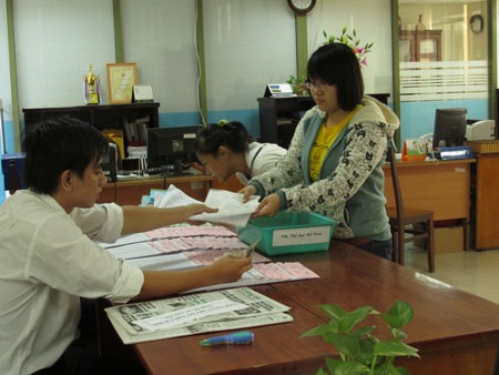Phía Bắc: Hồ sơ đăng ký dự thi vào ngành Kinh tế đã giảm - 1 Thí sinh tự do nộp hồ sơ đăng ký dự thi ĐH-CĐ tại điểm nhận hồ sơ của Sở GD-ĐT.