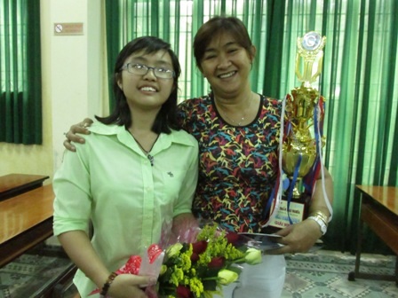 Nữ sinh giỏi tiếng Anh giành học bổng 120 triệu đồng - 2 Niềm vui của thí sinh Thảo Vy và mẹ