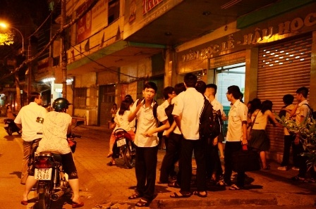 Ôn thi tốt nghiệp THPT: Tan học lúc 10 giờ đêm - 2 Gần 22g học sinh trường dân lập Thăng Long mới kết thúc một ngày học tập của mình