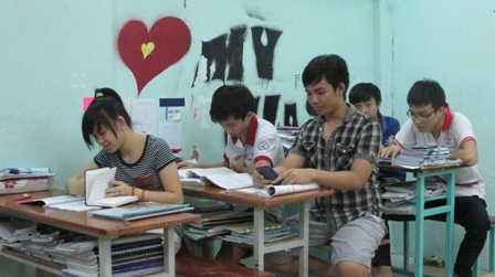 Ôn thi tốt nghiệp THPT: Tan học lúc 10 giờ đêm - 4 Gần 22g học sinh trường dân lập Thăng Long mới kết thúc một ngày học tập của mình