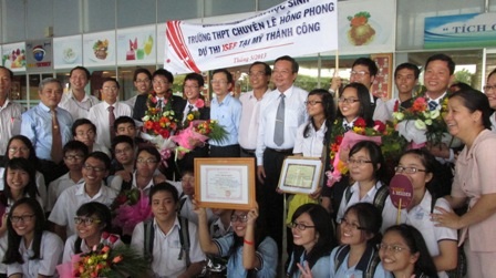 Nồng nhiệt buổi đón đoàn học sinh đạt giải Intel ISEF 2013 - 3 Chào đón các thành viên chiến thắng