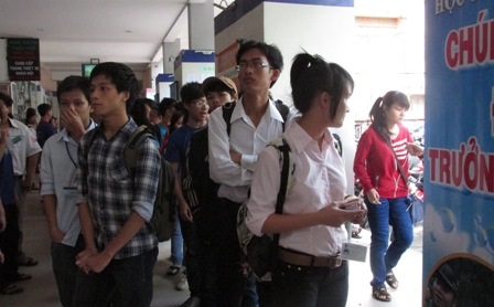 Gay cấn thi tuyển để đi tiếp sức mùa thi - 4 Đông sinh viên đăng ký thêm để thi làm tình nguyện viên.