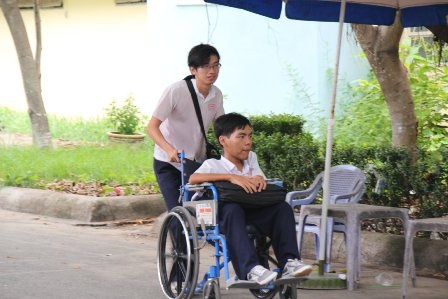 Làm bài thi tốt nghiệp trên xe lăn - 1 Bệnh teo cơ tủy sống không làm trở ngại đến trường thi của Toàn.