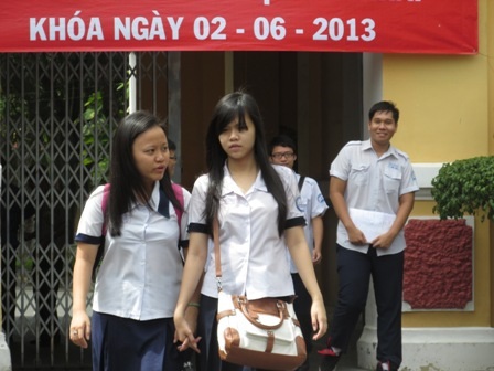 Đề Toán vừa sức, thí sinh dễ đạt điểm cao - 7 TS tại hội đồng thi Nguyễn Thị Minh Khai thi xong sớm (Ảnh Lê Phương)