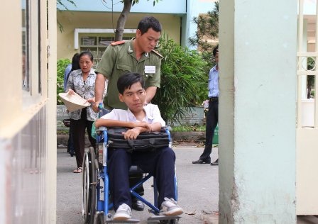 Làm bài thi tốt nghiệp trên xe lăn - 2 Ngoài mẹ thì em được hỗ trợ trong kỳ thi tốt nghiệp.