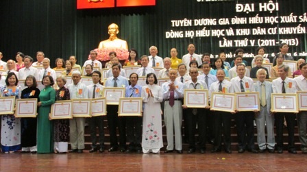 TPHCM: Tuyên dương 241 gương gia đình hiếu học - 4 Các gia đình hiếu học được tuyên dương.