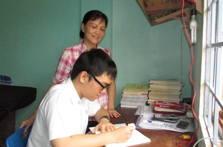 Chàng thủ khoa đa tài - 2 Tín tự lập sớm nhưng Tín luôn học tập tốt. Cuối tuần mẹ em từ quê lên động viên con.