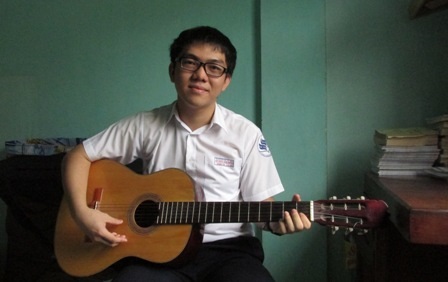 Chàng thủ khoa đa tài - 1 Mỗi lúc học tập căng thẳng thì chiếc đàn ghita giúp thủ khoa Trương Trọng Tín thư giãn.