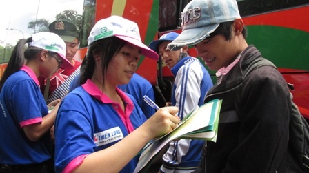 Niềm vui của thí sinh khi được các anh chị sinh viên giúp đỡ