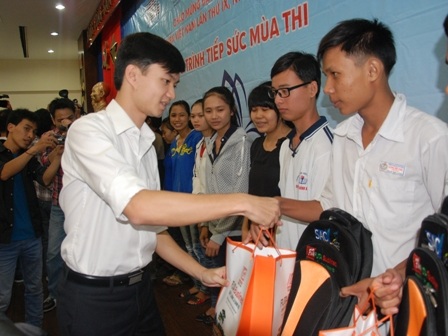 TPHCM: Đón 150 thí sinh hoàn cảnh khó khăn đi thi Đại học - 1 Anh Nguyễn Minh Triết - Ủy viên BCH Trung ương Đoàn trao quà cho 150 thí sinh được hỗ trợ.