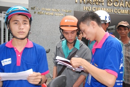 TPHCM: Đón 150 thí sinh hoàn cảnh khó khăn đi thi Đại học - 2 Sinh viên tình nguyện tìm đường đưa thí sinh khó khăn đến điểm thi