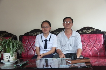 Bất ngờ khi đỗ thủ khoa khối thi không phải thế mạnh - 3 Thủ khoa Phương Ngân và bố.