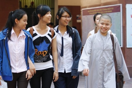 Chùm ảnh: Thở phào sau buổi thi cuối - 9 Niềm vui của thí sinh TPHCM sau khi thi xong môn cuối cùng. (Ảnh Quốc Anh)