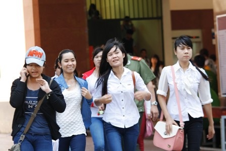 Bố sốt ruột gọi, con bị đình chỉ thi - 1 Người nhà gọi hỏi thăm khiến nhiều thí sinh bị phát hiện mang điện thoại vào phòng thi