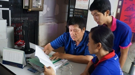 Chỗ trọ miễn phí, giá rẻ “rộng cửa” đón thí sinh tại TPHCM - 2 Tại nhà chú Chín, các bạn thí sinh cùng ôn bài sau bữa cơm tối.