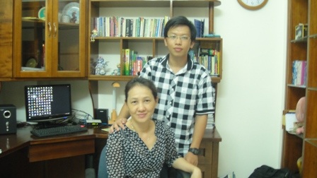 Mẹ Minh cho biết gia đình không tạo áp lực trong học tập với em. (Ảnh Quốc Anh)