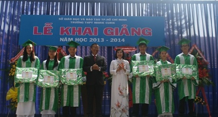 “Heo vàng” háo hức ngày khai giảng - 9 Các học sinh đạt điểm cao nhất trong kỳ thi vào lớp 10 của trường Marie Curie được tuyên dương.