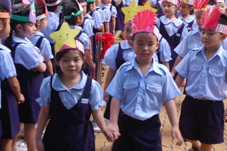 “Heo vàng” háo hức ngày khai giảng - 5 Dắt tay nhau đến trường