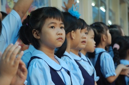 “Heo vàng” háo hức ngày khai giảng - 2 Đôi chút bỡ ngỡ.