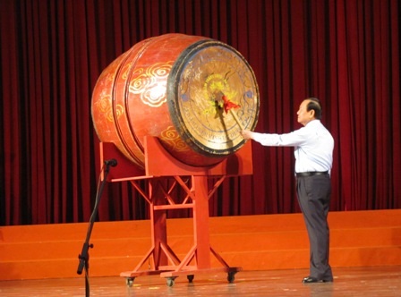 Sinh viên TPHCM tích cực hội nhập quốc tế - 1 Bí thư Thành Ủy TPHCM Lê Thanh Hải đánh trống Khai khóa năm học 2013-2014