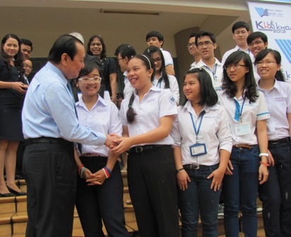 Sinh viên TPHCM tích cực hội nhập quốc tế - 2 Bí thư Thành Ủy TPHCM Lê Thanh Hải đánh trống Khai khóa năm học 2013-2014