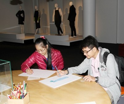 Học sinh Việt tỏa sáng tại Science Festival - Sydney - 2 Hoàng Anh và Minh Thảo vẽ phác thảo việc sử dụng vật liệu mới trong thiết kế thời trang