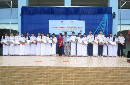 Những tấm gương sáng vượt nghịch cảnh đến trường - 2 Hai mươi gương đáng để học tập về tinh thần vươn lên.