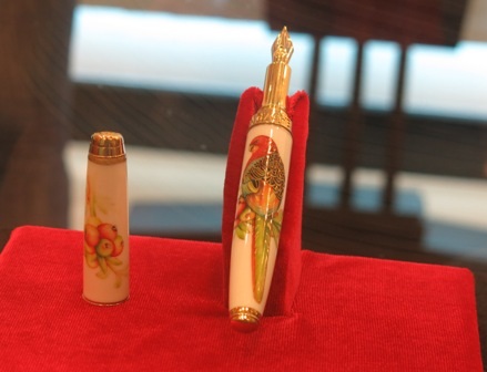 Độc đáo bút sứ nghìn đô - 2 Độc đáo bút sứ nghìn đô