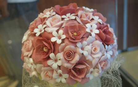 Độc đáo bút sứ nghìn đô - 5 Một bóa hoa độc đáo này người nghệ nhân mất đến cả tuần tỉ mỉ thực hiện