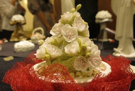 Độc đáo bút sứ nghìn đô - 3 Hoa bằng sứ vẫn hiện nét mềm mại như thật