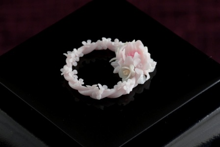 Độc đáo bút sứ nghìn đô - 4 Chiếc nhẫn “cỏ” bằng sứ có kích thước bằng chiếc nhẫn thông thường nhưng các chi tiết đều tinh xảo