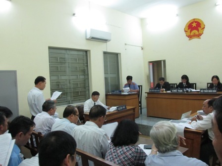 Xét xử vụ nguyên Hiệu trưởng ĐH Hùng Vương kiện UBND TPHCM - 1 Người đại diện hợp pháp của ông Lê Văn Lý trình bày nội dung khiếu nại tại tòa chiều nay 3/12.
