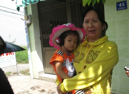 Người tát, bóp cổ trẻ có bằng đại học sư phạm mầm non - 1 Phụ huynh bàng hoàng sau khi chứng kiến cảnh bảo mẫu đánh trẻ