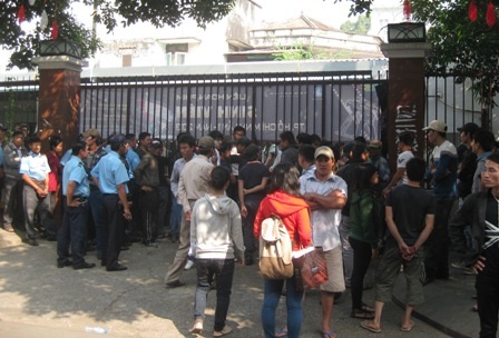 Gần 100 người lạ xông vào, sinh viên ĐH Hùng Vương “cố thủ” trong trường - 1 Một bên đòi xông vào trường, một bên đóng cửa cố thủ bên trong gây náo loạn cả khu vực