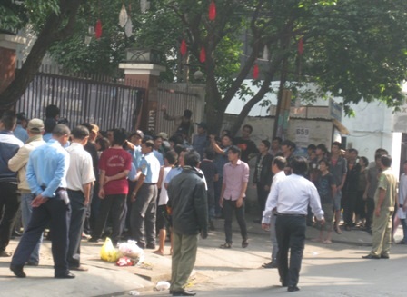 Gần 100 người lạ xông vào, sinh viên ĐH Hùng Vương “cố thủ” trong trường - 2 Sinh viên hoảng sợ và bức xúc bởi cách hành xử côn đồ của nhóm người lạ