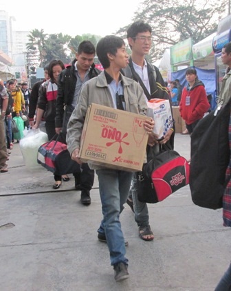 Niềm vui của các sinh viên khi sắp được về nhà sum vầy những ngày Tết.