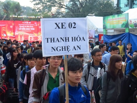 Đông đảo sinh viên học tại TPHCM nhận được những tấm vé xe nghĩa tình.