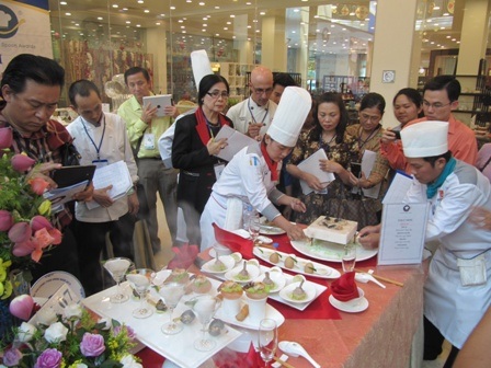 Quảng bá hình ảnh du lịch Việt qua ẩm thực - 1 Các đầu bếp trổ tài tại Vòng chung kết cuộc thi Chiếc thìa vàng