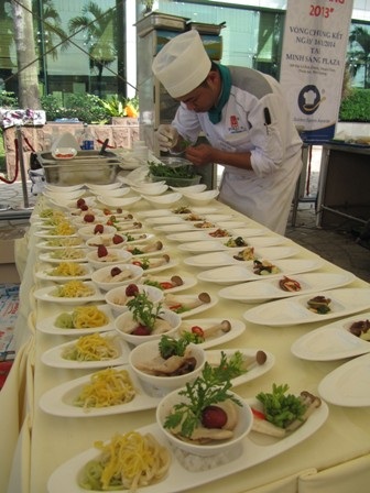 Quảng bá hình ảnh du lịch Việt qua ẩm thực - 2 Đội InterContinental Đà Nẵng trình bày món ăn theo thực đơn