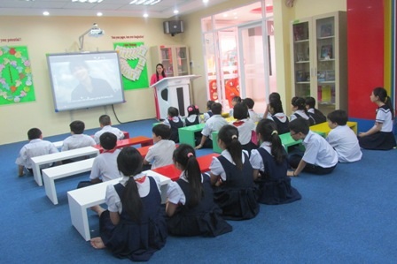 TPHCM đưa vào sử dụng thư viện trường học hiện đại bậc nhất - 4 Các học sinh được học tiếng Anh trong phòng chức năng trong khu vực của thư viện