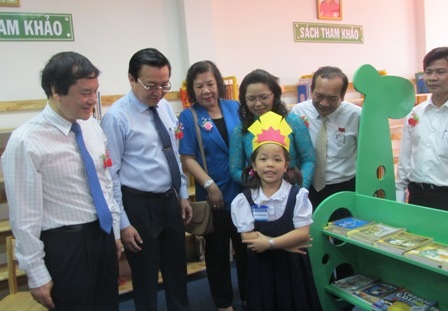 TPHCM đưa vào sử dụng thư viện trường học hiện đại bậc nhất - 2 Học sinh trường Lạc Long Quân hân hoan giới thiệu với các thầy cô về thư viện hiện đại.