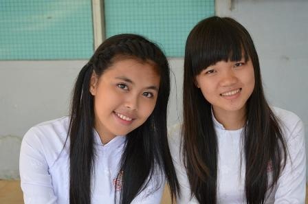 Đôi bạn vừa học giỏi vừa công tác Đoàn xuất sắc - 1 Dù không học cùng lớp nhưng Hải Yến (phải) và Hồng Trang lại là đôi bạn thân