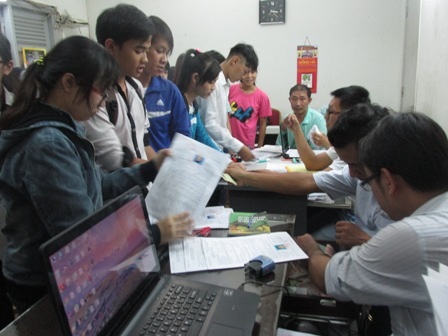 TPHCM: Hồ sơ đăng ký thi Cao đẳng tăng - 1 Rất thí sinh nộp hồ sơ tại điểm thu nhận hồ sơ của Cơ quan đại diện Bộ GD-ĐT tại TPHCM.