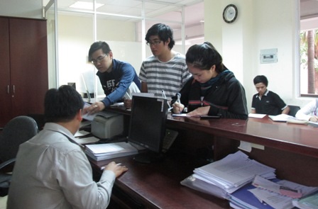 Hồ sơ đăng ký dự thi ĐH, CĐ giảm mạnh - 1 Thí sinh nộp hồ sơ trực tiếp tại ĐH Kiến trúc TPHCM trong những ngày cuối