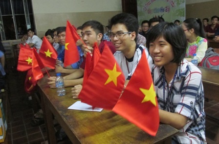 Các bạn trẻ với cờ đỏ sao vàng trên tay.